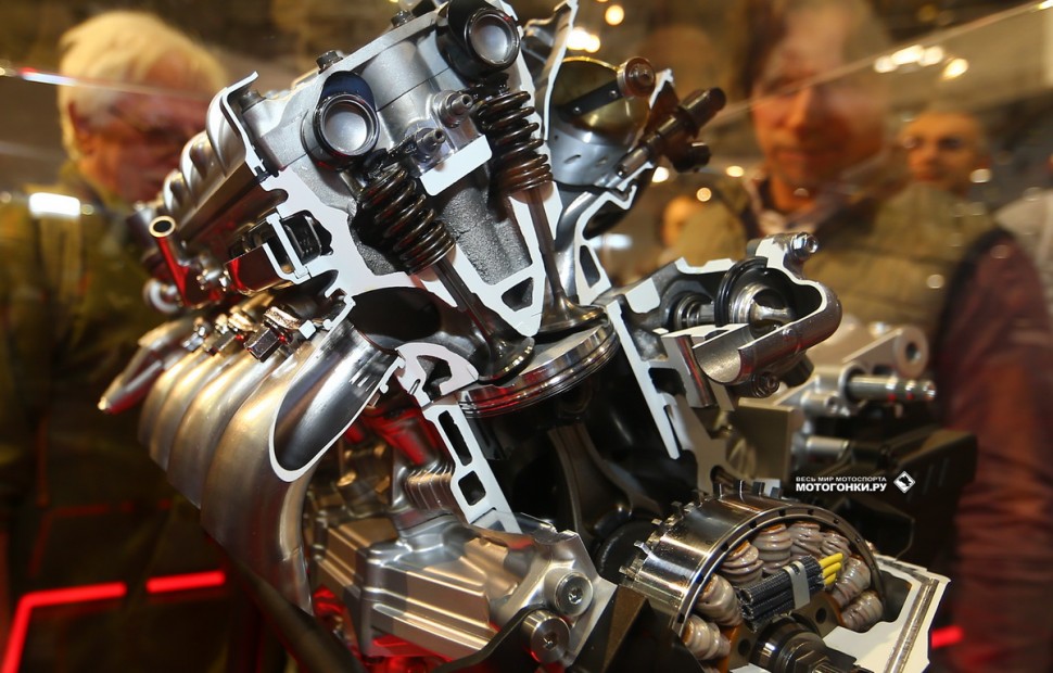 Двигатель Honda Fireblade CBR1000RR-R (2020) - видно, что привод intake/exhaust расположены на разной высоте
