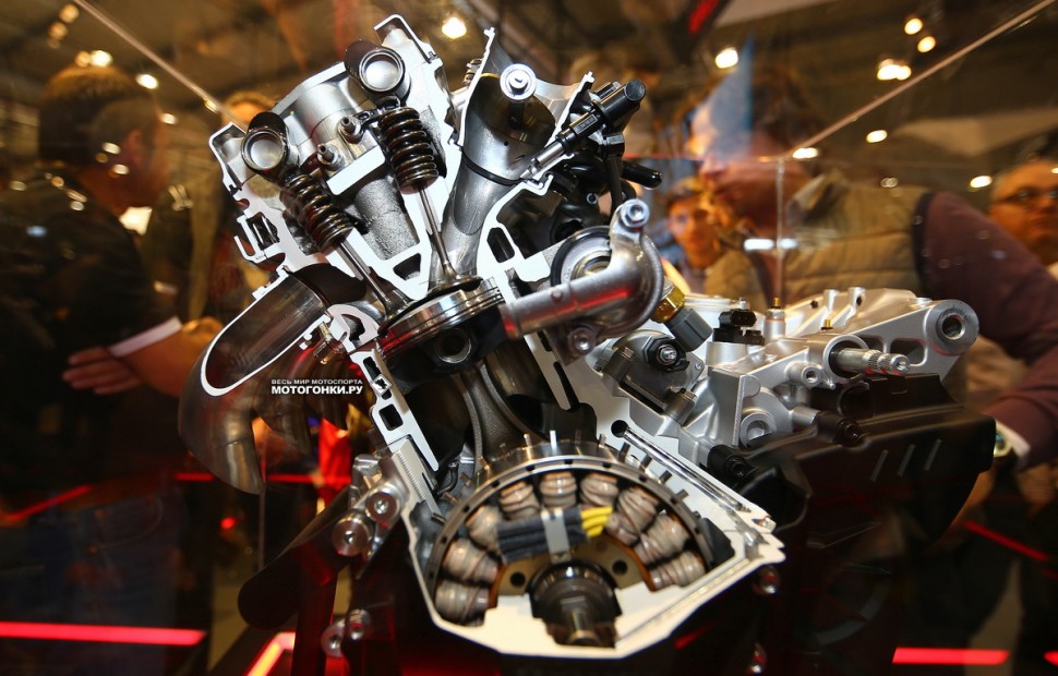 Двигатель Honda Fireblade CBR1000RR-R (2020) в разрезе: компактный генератор