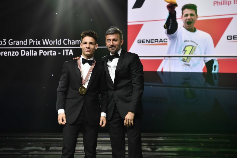 FIM Awards 2019: Лоренцо Далла Порта, чемпион мира по Moto3 получил награду из рук Макса Бьяджи