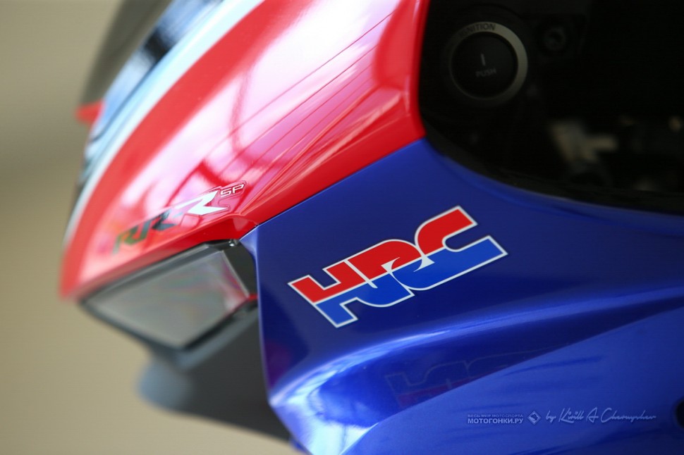 Honda CBR1000RR-R Fireblade SP (2020) - Детали - логотип HRC на борту означает, что мотоцикл разработан не совсем Honda Motor Co!