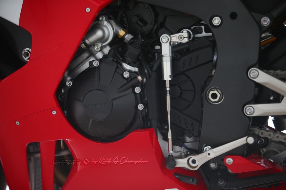 Honda CBR1000RR-R Fireblade SP (2020) - Детали - полностью настраиваемый двунаправленный Quickshifter в базе