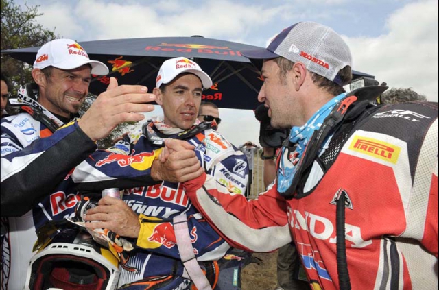 Пилоты KTM принимают поздравления от Родригеса из Honda Racing Пилоты KTM принимают поздравления от Родригеса из Honda Racing