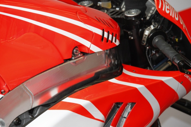 Ducati Desmosedici GP13: новый пластик, новый бак, новая позиция для электроники... Ducati Desmosedici GP13: новый пластик, новый бак, новая позиция для электроники...