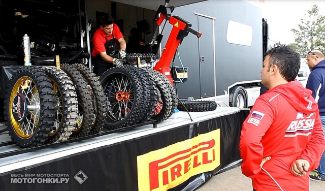 Покрышками российскую команду обеспечивает Pirelli. Кроме мотоцикла Бобрышева, он едет на Dunlop