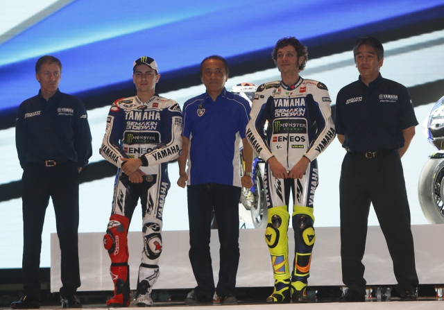 Лин Джарвис, Росси, Лоренцо, Тсудзи и президент Yamaha Racing Хироюки Янаги Лин Джарвис, Росси, Лоренцо, Тсудзи и президент Yamaha Racing Хироюки Янаги