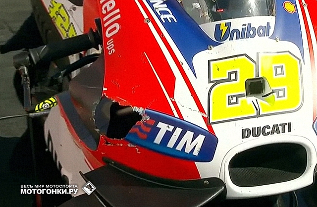 Чайка проделала здоровенную дыру в Ducati GP15 Андреа Янноне Чайка проделала здоровенную дыру в Ducati GP15 Андреа Янноне