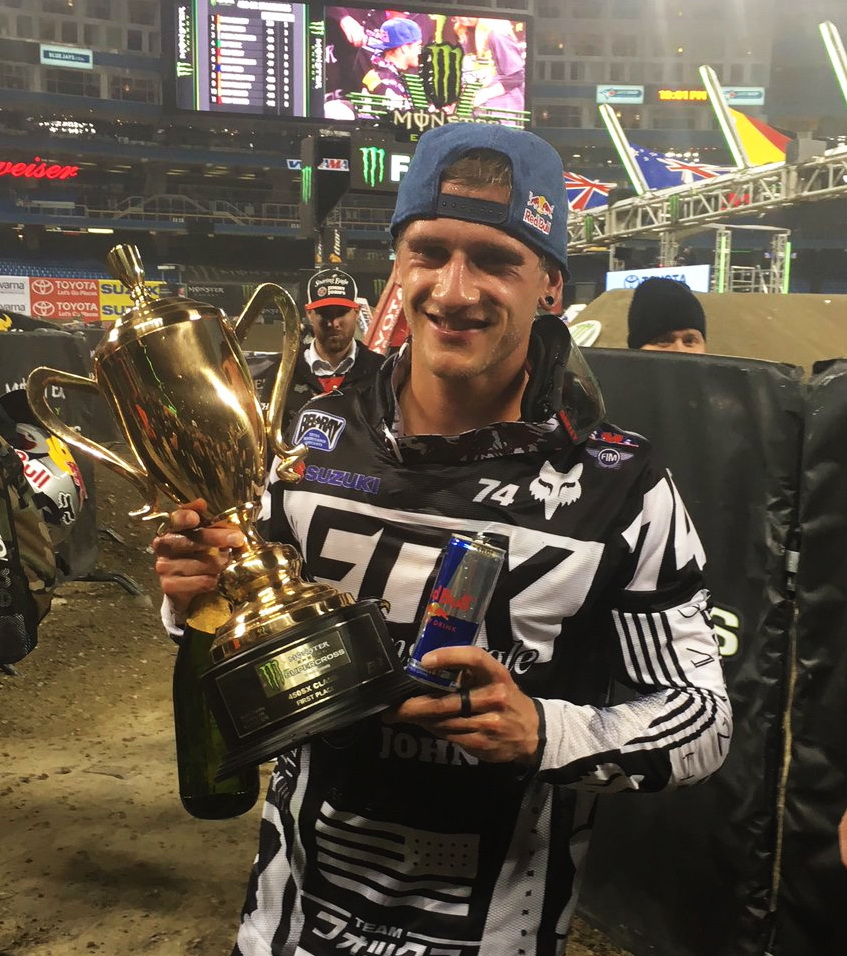 Кен Рокцен вновь одерживает победу в AMA Supercross, но лидерство в чемпионате удерживает Раян Данджи Кен Рокцен вновь одерживает победу в AMA Supercross, но лидерство в чемпионате удерживает Раян Данджи