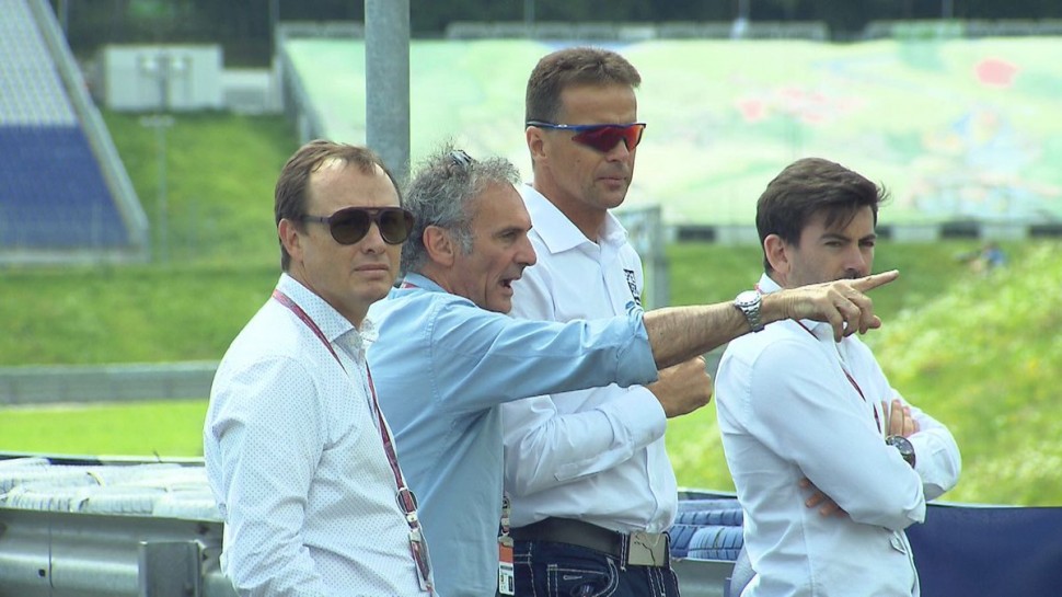 Хавье Алонсо, Франко Унчини и представители Red Bull Ring осматривают трассу, где состоится 10-й этап MotoGP - Гран-При Австрии