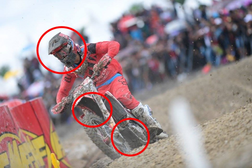 Губка-Боб: чтобы мотоцикл не превращался в один ком грязи, на чувствительные места клеят губку. На фото: Миккеле Червелин, HRC