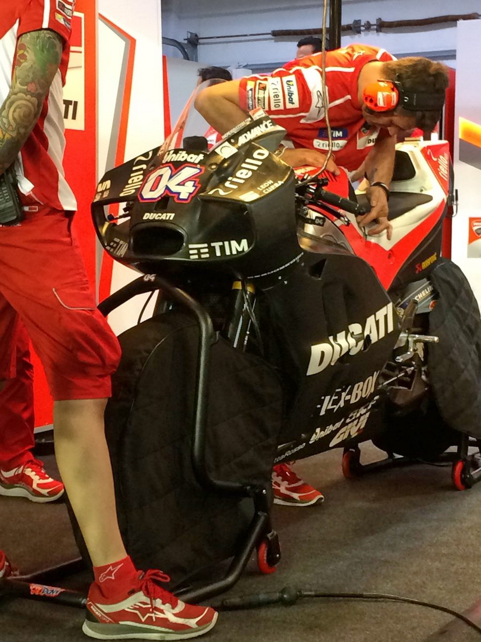 Ducati Desmosedici GP17 Андреа Довициозо вышел на трек в новом облике Ducati Desmosedici GP17 Андреа Довициозо вышел на трек в новом облике