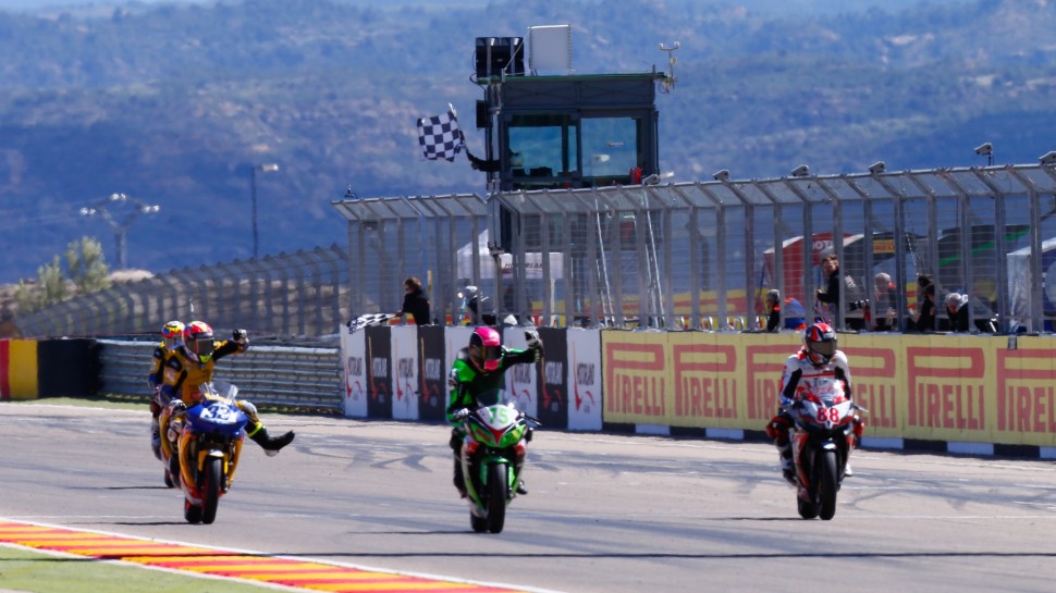 Очень близкую победу в первой гонке WorldSSP300 одержал Скотт Деру Очень близкую победу в первой гонке WorldSSP300 одержал Скотт Деру