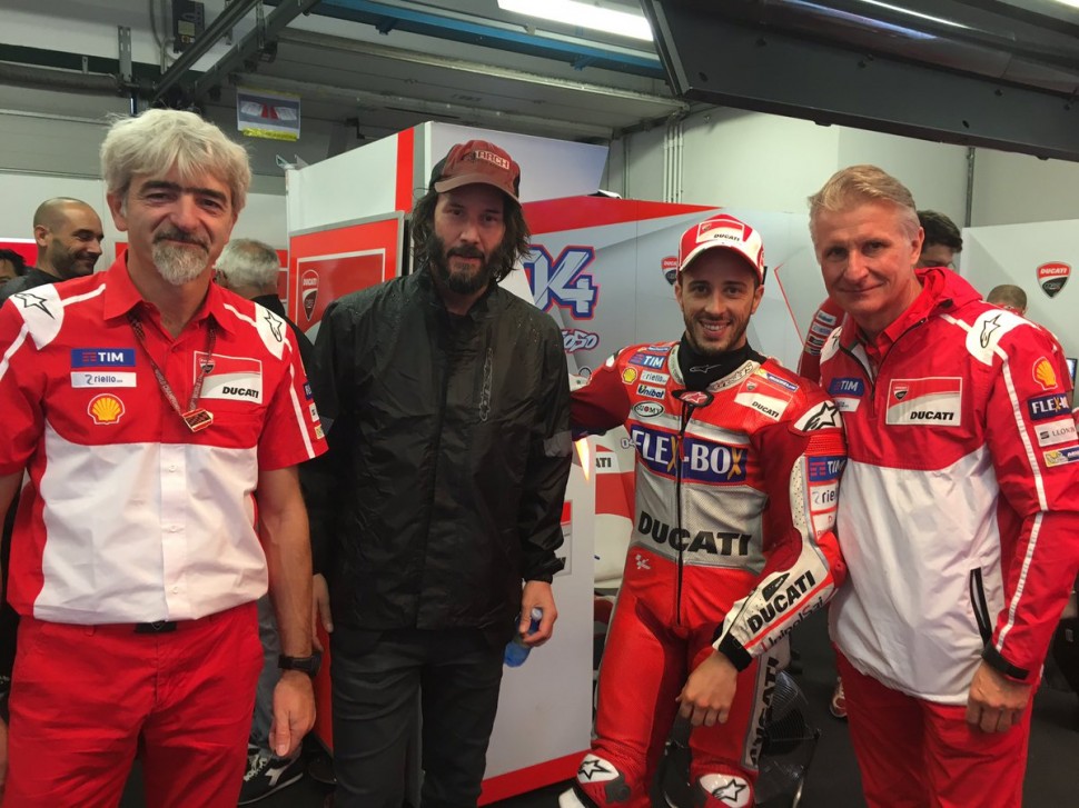 Заросший, но не потерявший своего шарма - Киану Ривз снова в гараже Ducati Factory со словами поддержки!