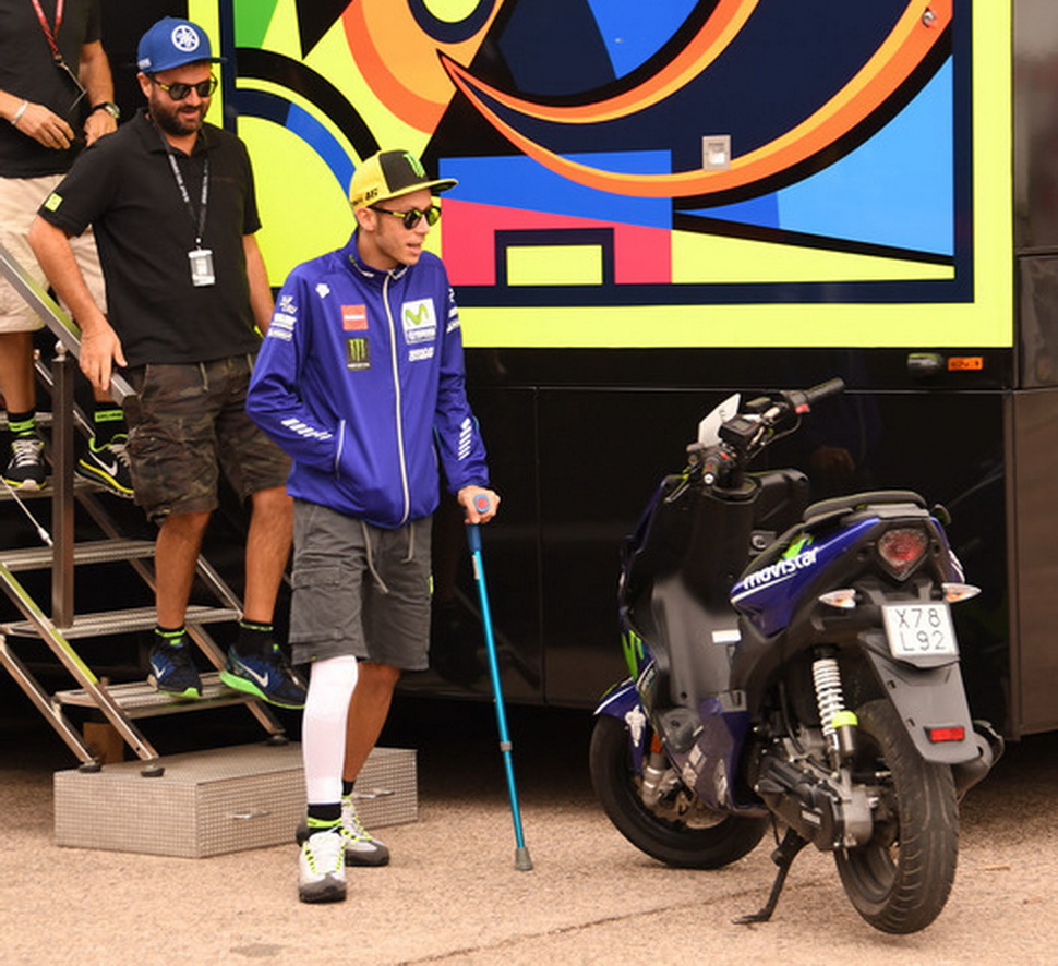 Валентино Росси направляется на пресс-конференцию по итогам квалификации Гран-При Арагона