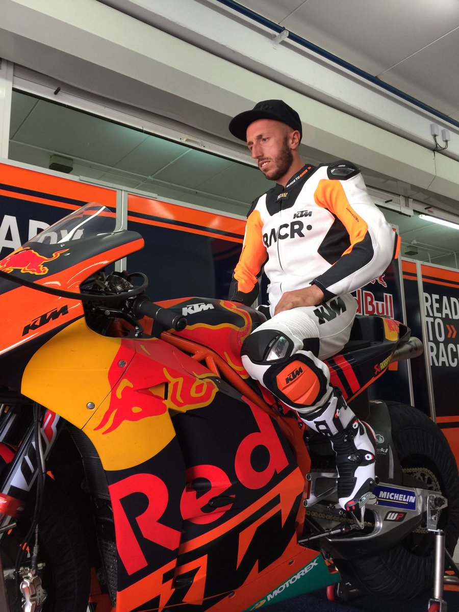 Антонио Кайроли в седле прототипа MotoGP KTM RC16 на тестах в Валенсии. Прямо сейчас. Сегодня, а не в ноябре Антонио Кайроли в седле прототипа MotoGP KTM RC16 на тестах в Валенсии. Прямо сейчас. Сегодня, а не в ноябре