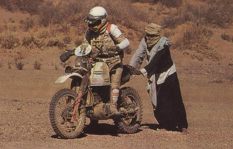 Туарег помогает мотоциклисту выбраться из песчаной ловушки (Дакар-1982)