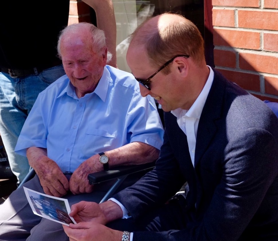 98-летний Билл показывает Принцу Гарри фотографии IOMTT прошлых лет