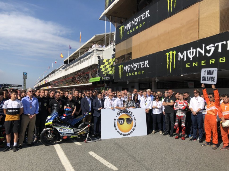 Пилоты Moto2, Moto3 и MotoGP вышли на стартовую прямую Circuit de Barcelona-Catalunya перед началом гоночного дня Пилоты Moto2, Moto3 и MotoGP вышли на стартовую прямую Circuit de Barcelona-Catalunya перед началом гоночного дня