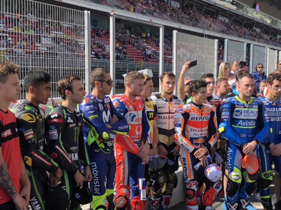 Пилоты Moto2, Moto3 и MotoGP вышли на стартовую прямую Circuit de Barcelona-Catalunya перед началом гоночного дня Пилоты Moto2, Moto3 и MotoGP вышли на стартовую прямую Circuit de Barcelona-Catalunya перед началом гоночного дня