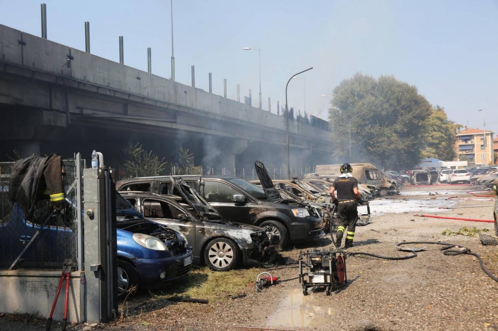 После взрыва газа серьезно пострадали несколько прилегавших в автостраде зданий и несколько десятков автомобилей на парковках
