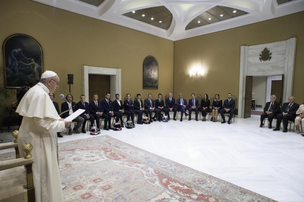 Папа Франциск произнес речь перед личным общением с гонщиками MotoGP