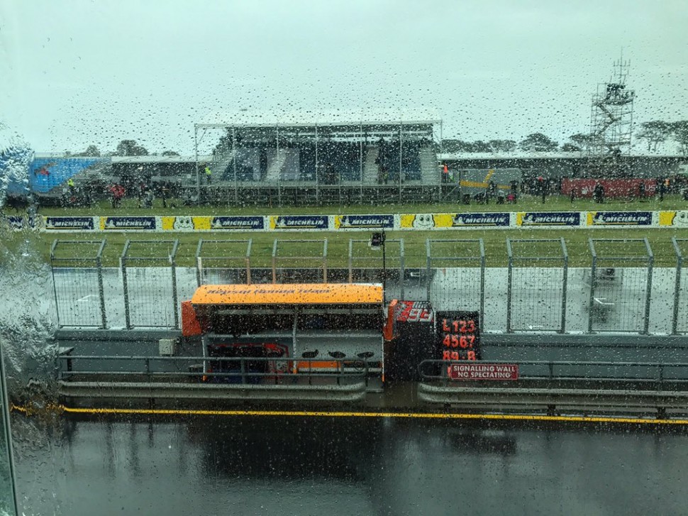 Первый день Гран-При Австралии начался проливным дождем