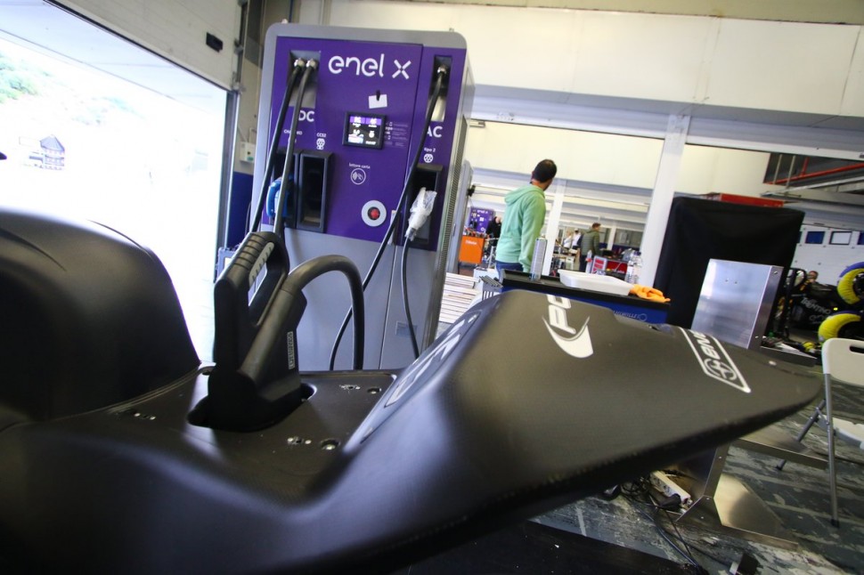 Боксы Circuito de Jerez оснащены стандартными (уличными) зарядками для электромобилей от Enel