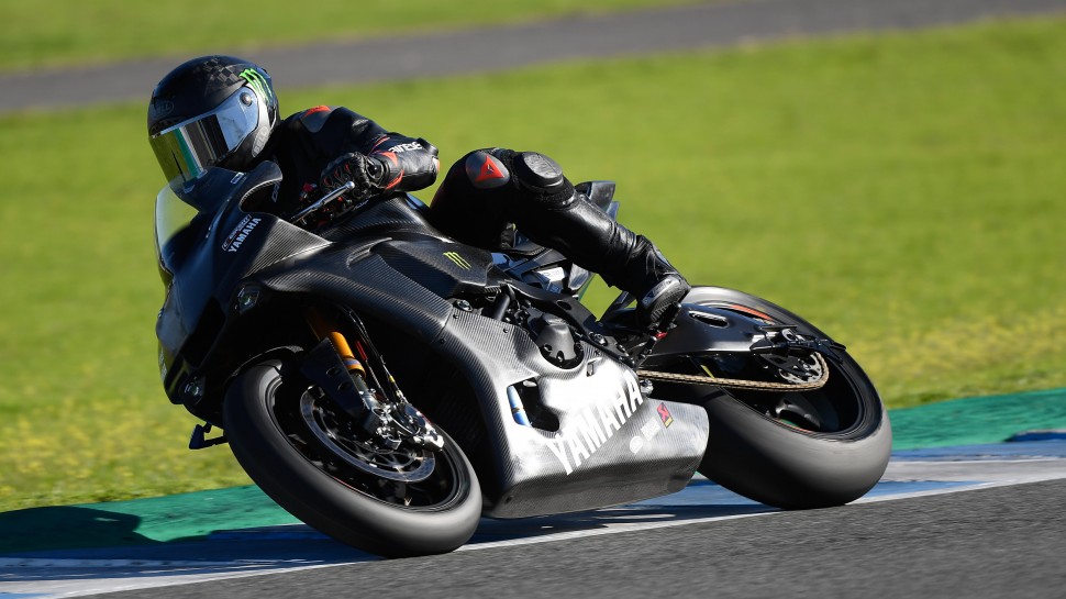 Чемпион Формулы-1 Льюис Хэмильтон катается по Circuito de Jerez на PATA Yamaha R1 Чемпион Формулы-1 Льюис Хэмильтон катается по Circuito de Jerez на PATA Yamaha R1
