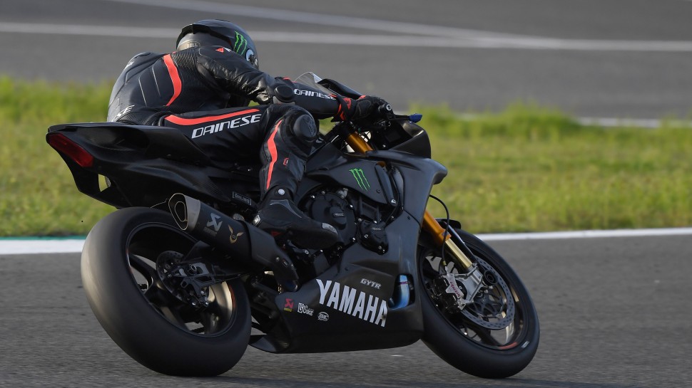 Чемпион Формулы-1 Льюис Хэмильтон катается по Circuito de Jerez на PATA Yamaha R1 Чемпион Формулы-1 Льюис Хэмильтон катается по Circuito de Jerez на PATA Yamaha R1
