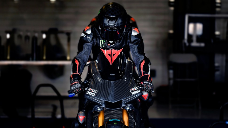 Чемпион Формулы-1 Льюис Хэмильтон на тестах World Superbike Yamaha R1 Чемпион Формулы-1 Льюис Хэмильтон на тестах World Superbike Yamaha R1