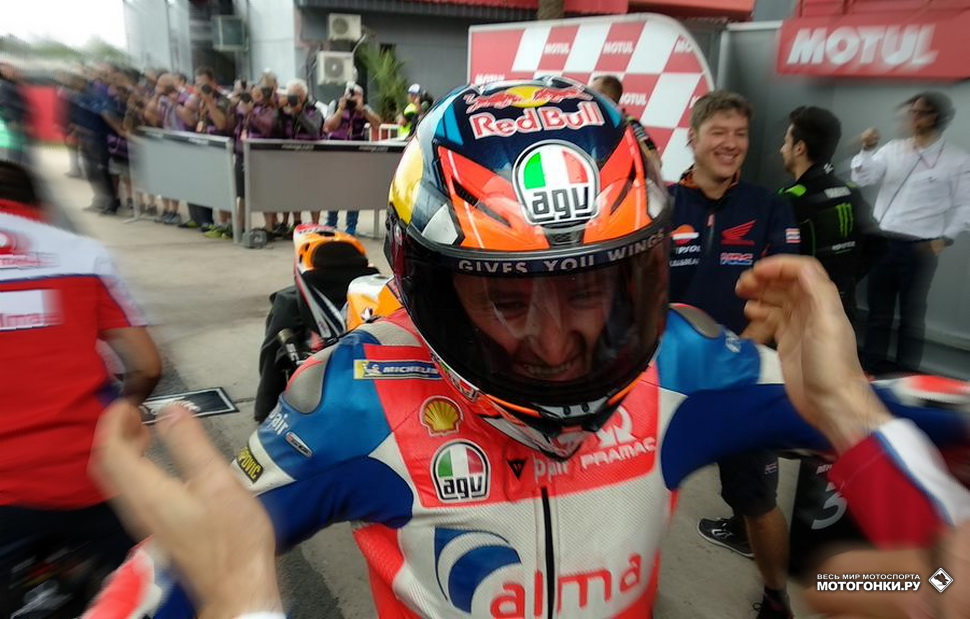 Джек Миллер принимает поздравления: он выиграл квалификацию MotoGP!