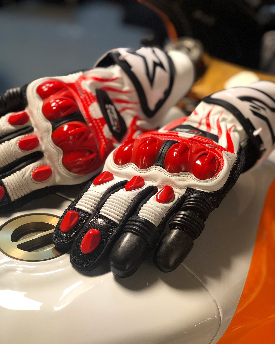 Специальная перчатка для Хорхе Лоренцо от Alpinestars Специальная перчатка для Хорхе Лоренцо от Alpinestars