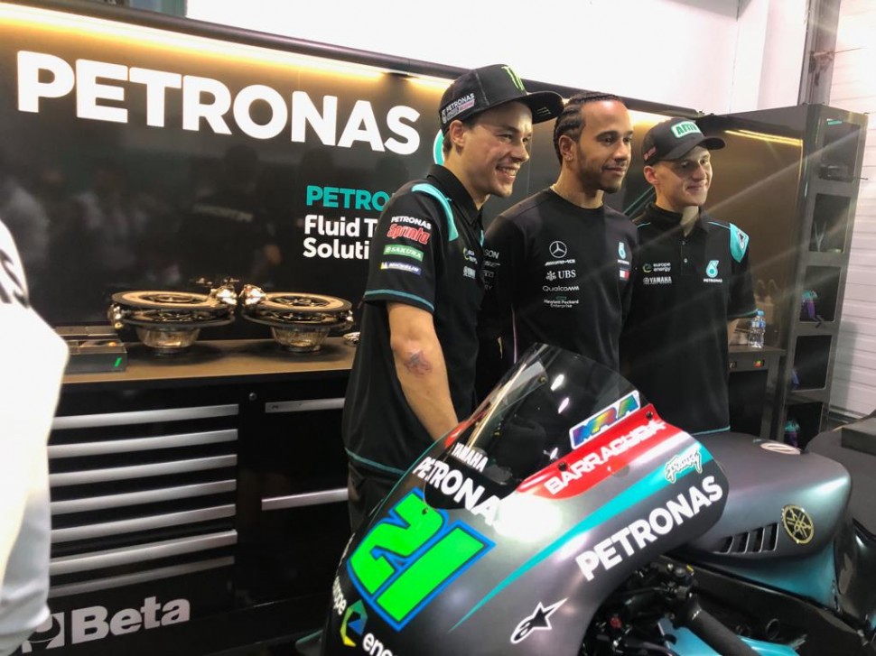 Льюис Хэмильтон в гараже Petronas Yamaha SRT MotoGP Льюис Хэмильтон в гараже Petronas Yamaha SRT MotoGP