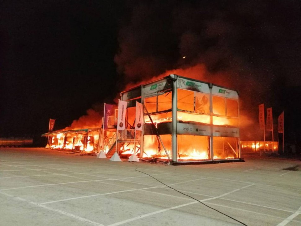 Пожар полностью уничтожил лагерь Кубка мира по MotoE в Хересе