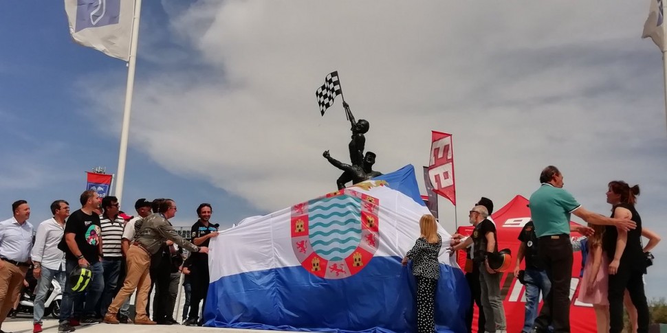Открытие монумента в честь фанатов мотоспорта на Circuito de Jerez Открытие монумента в честь фанатов мотоспорта на Circuito de Jerez