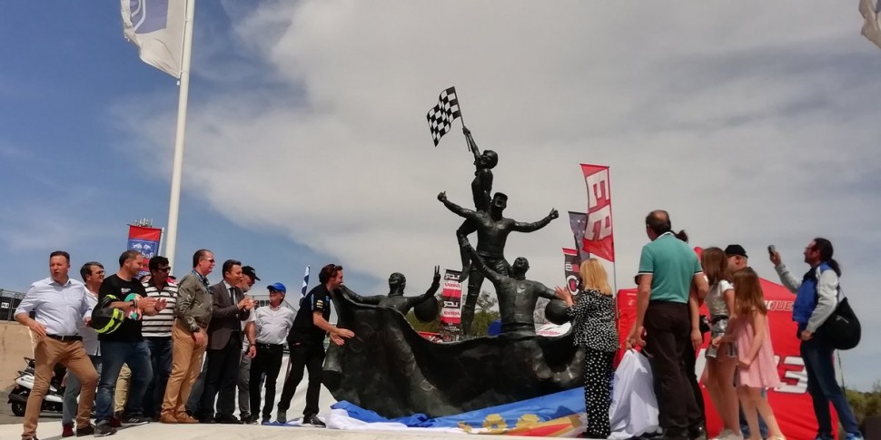Открытие монумента в честь фанатов мотоспорта на Circuito de Jerez Открытие монумента в честь фанатов мотоспорта на Circuito de Jerez