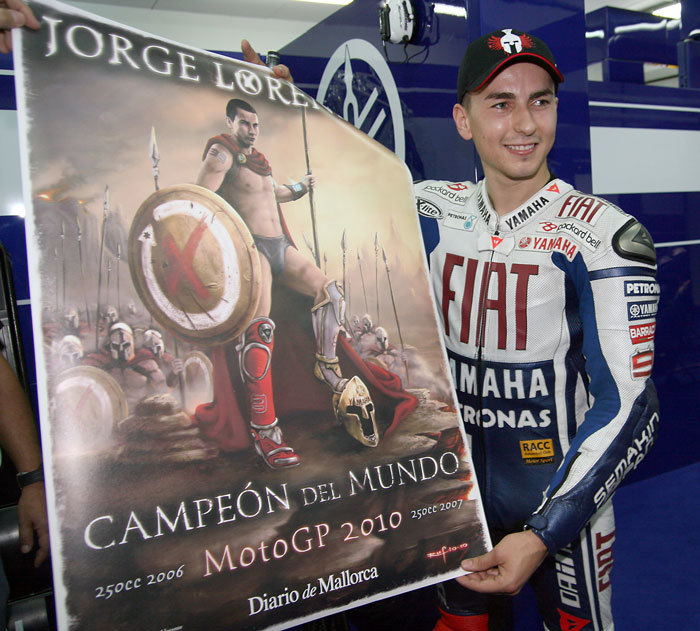 Хорхе с плакатом в стиле Спартанца, Гран-При Испании 2010 года