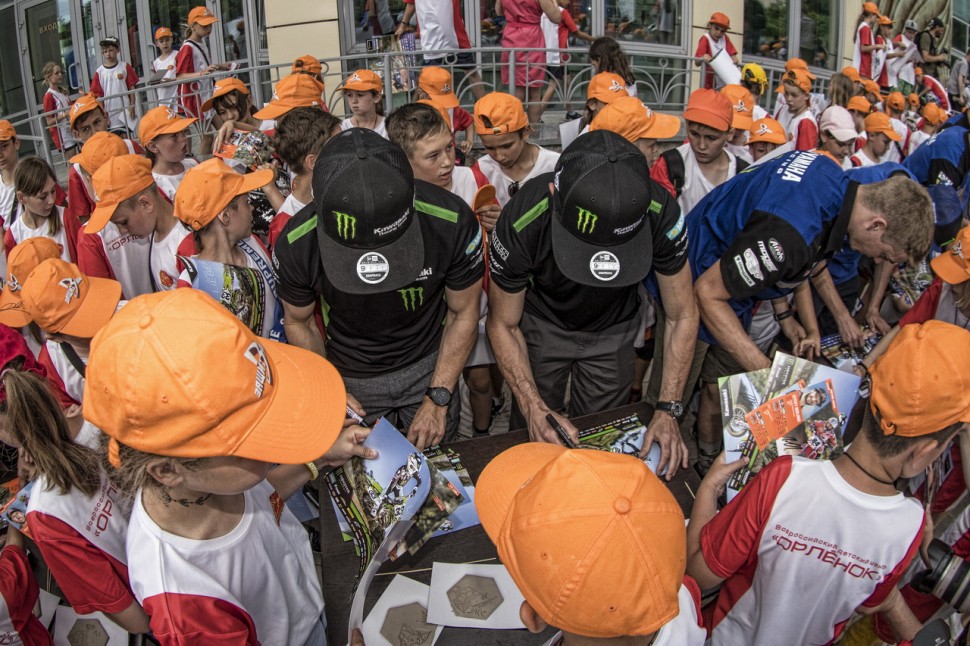 Автографы на глиняных медалях - на память Орленку от райдеров MXGP Автографы на глиняных медалях - на память Орленку от райдеров MXGP