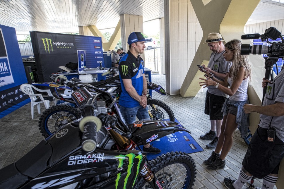 А вот и бессменная ведущая MXGPTV Лиса Лейланд на интервью А вот и бессменная ведущая MXGPTV Лиса Лейланд на интервью