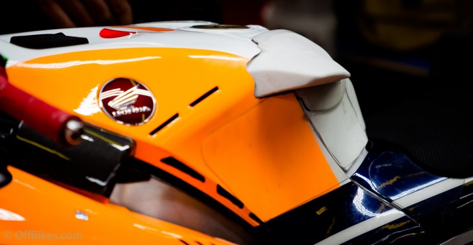 Поддерживающие крылышки на бензобаке Honda RC213V Хорхе Лоренцо Поддерживающие крылышки на бензобаке Honda RC213V Хорхе Лоренцо