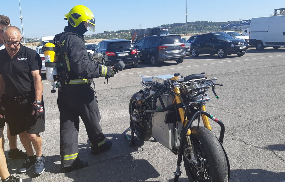 Пожарный с инфракрасным термометром исследует АКБ мотоцикла на предмет разгерметизации
