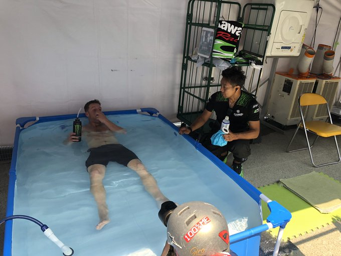 Джонатан Рэй охлаждается в бассейне: на улице +36