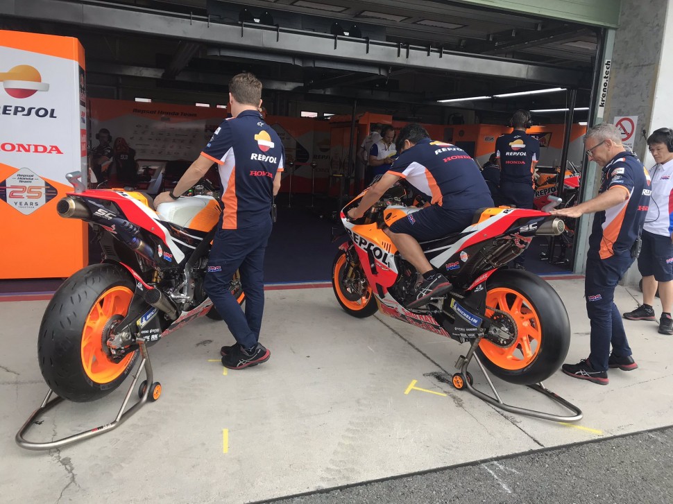 Новые Honda RC213V перед гаражом Repsol Honda на FP1 Гран-При Чехии Новые Honda RC213V перед гаражом Repsol Honda на FP1 Гран-При Чехии