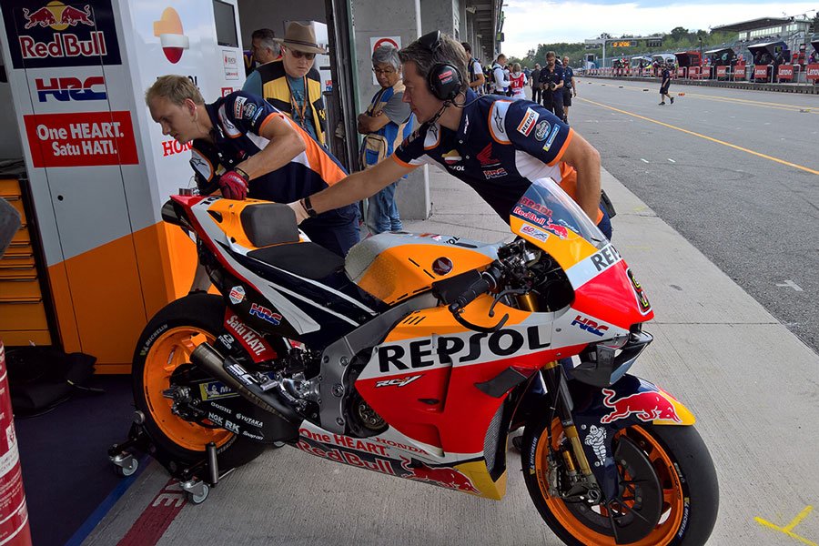 Новый Honda RC213V в гараже Repsol Honda Новый Honda RC213V в гараже Repsol Honda
