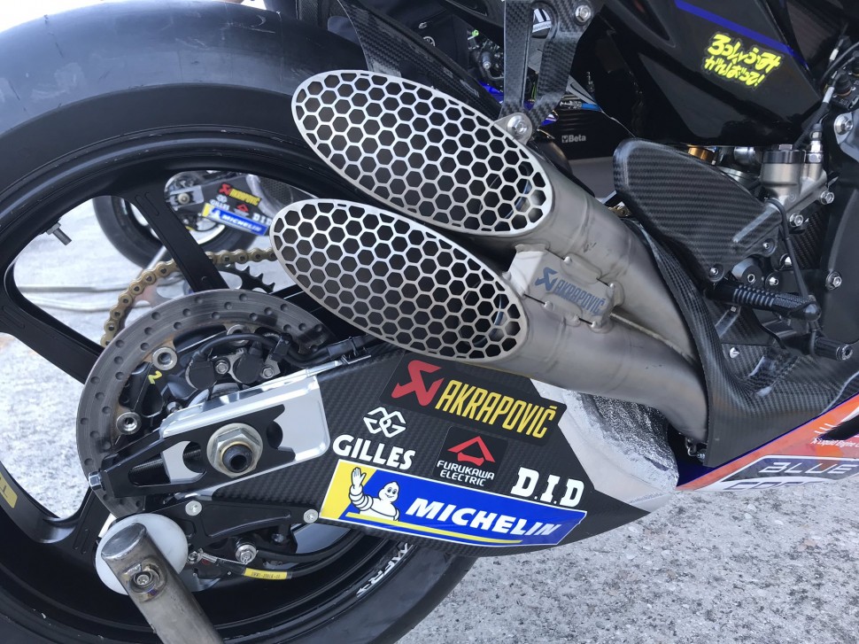 Новый двойной выпуск Akrapovic для Yamaha YZR-M1 на мотоцикле Валентино Росси