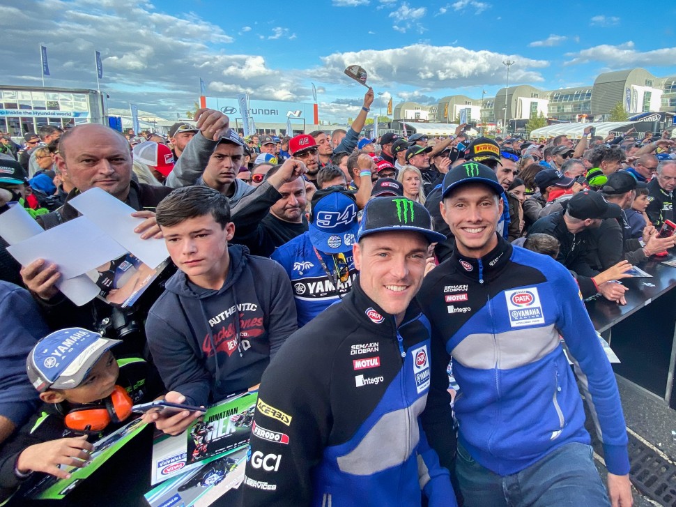 Большая автограф-сессия пилотов Yamaha в Magny-Cours Большая автограф-сессия пилотов Yamaha в Magny-Cours