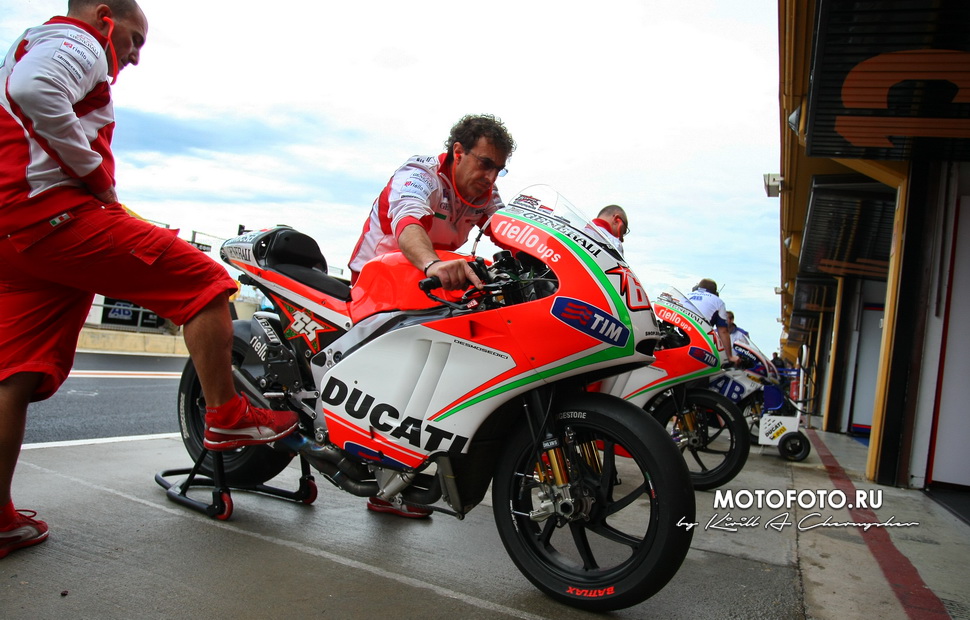 Механики Ducati Factory Team готовят мотоцикл Хейдена к гоночному дню - путем постоянной подгазовки, длится это минут 10