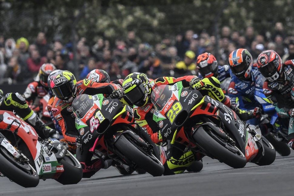 Aprilia Racing оказалсь в чертовски тяжелом положении из-за блокировки лицензии Янноне Aprilia Racing оказалсь в чертовски тяжелом положении из-за блокировки лицензии Янноне