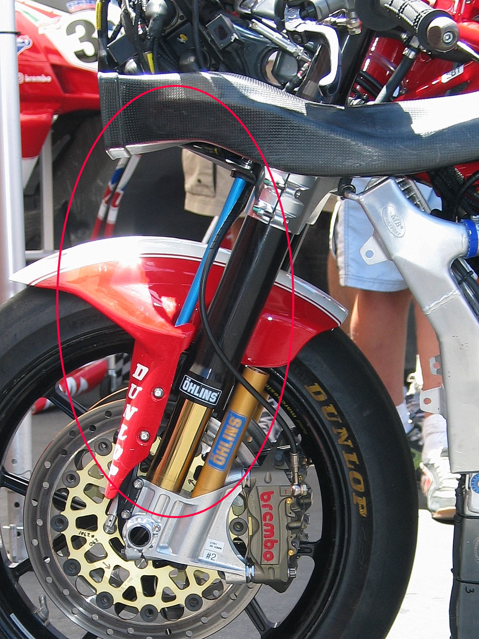 Линейный датчик хода подвески на вилке OHLINS супербайка Ducati
