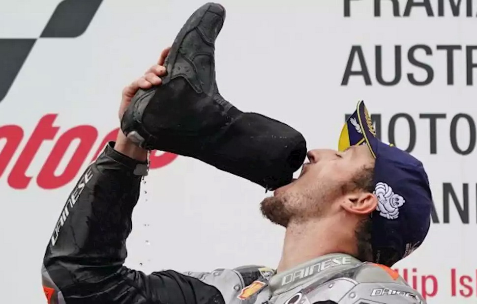 Джек снова сделал shoey на подиуме Гран-При Австралии в 2019 году