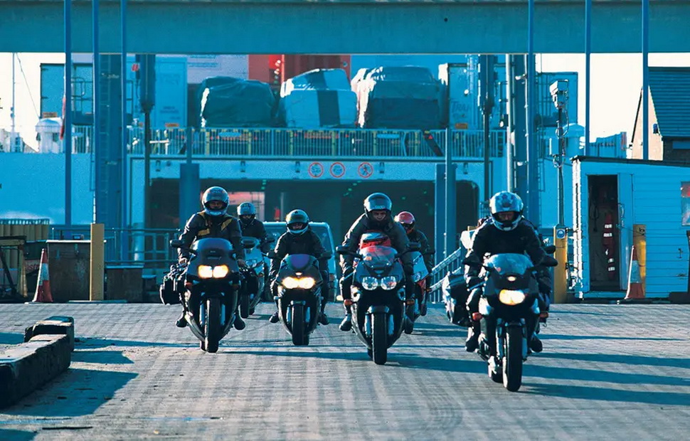 Тысячи мотоциклистов приезжают на остров Мэн на мотоциклах из Европы и Англии